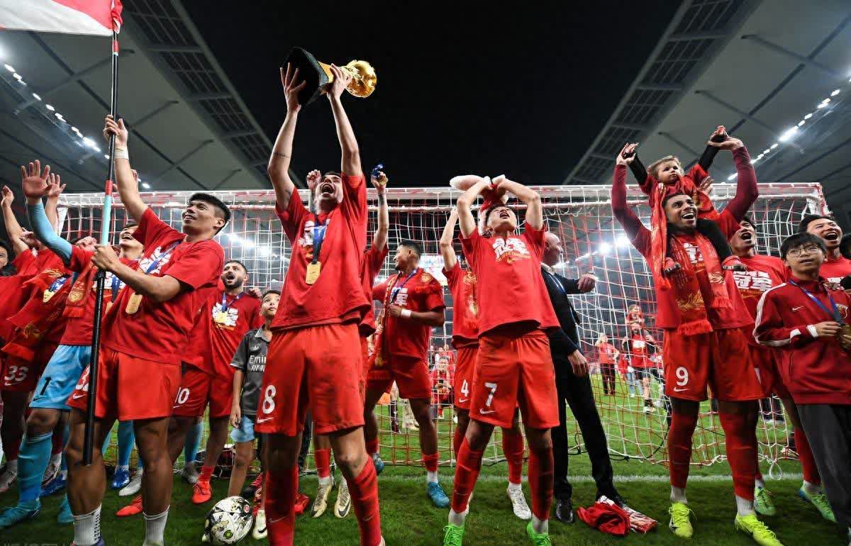 热门体育比赛中一支强劲的球队获得胜利的简单介绍