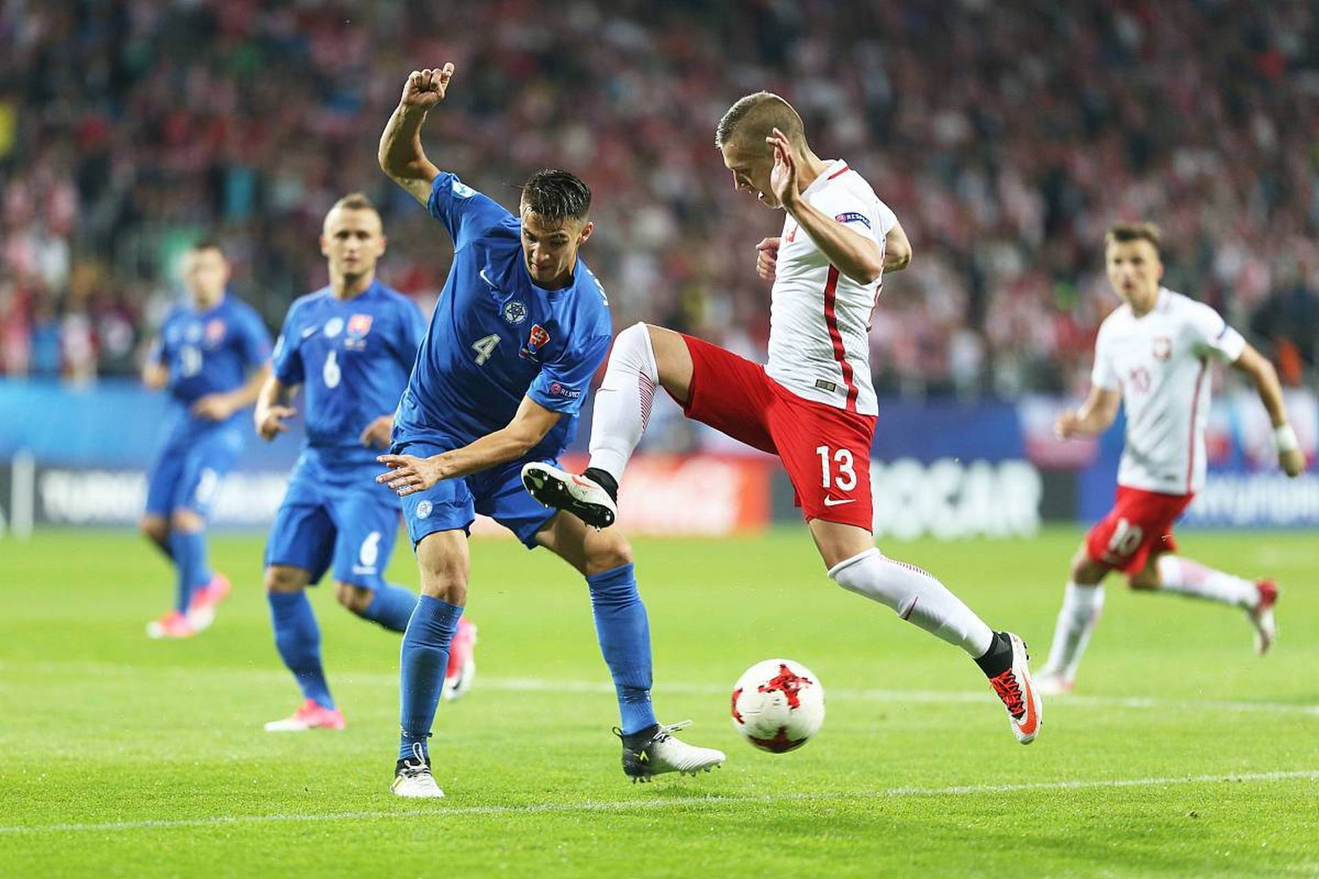 雷火电竞入驻-斯洛伐克队员们全力以赴，赢得了比赛