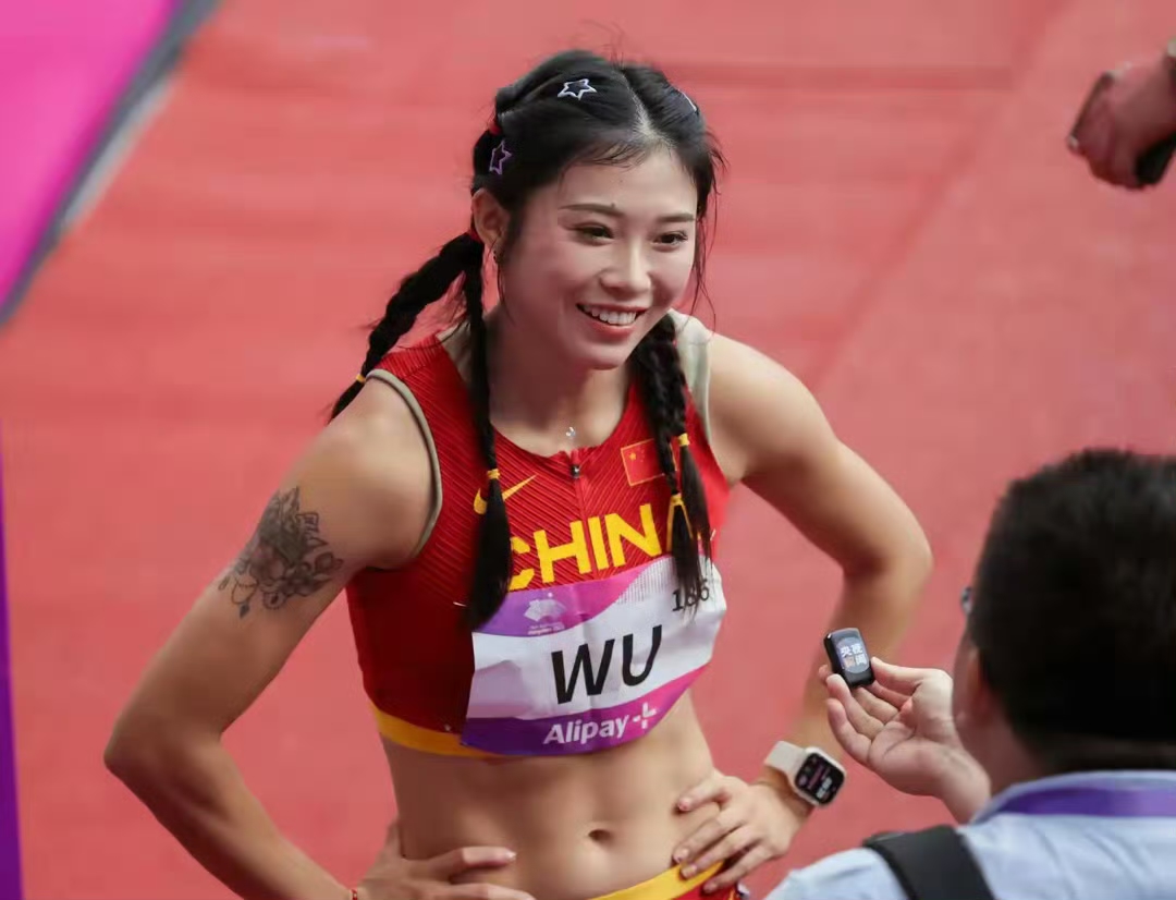 包含运动员英姿飒爽，赛场笑颜绽放的词条