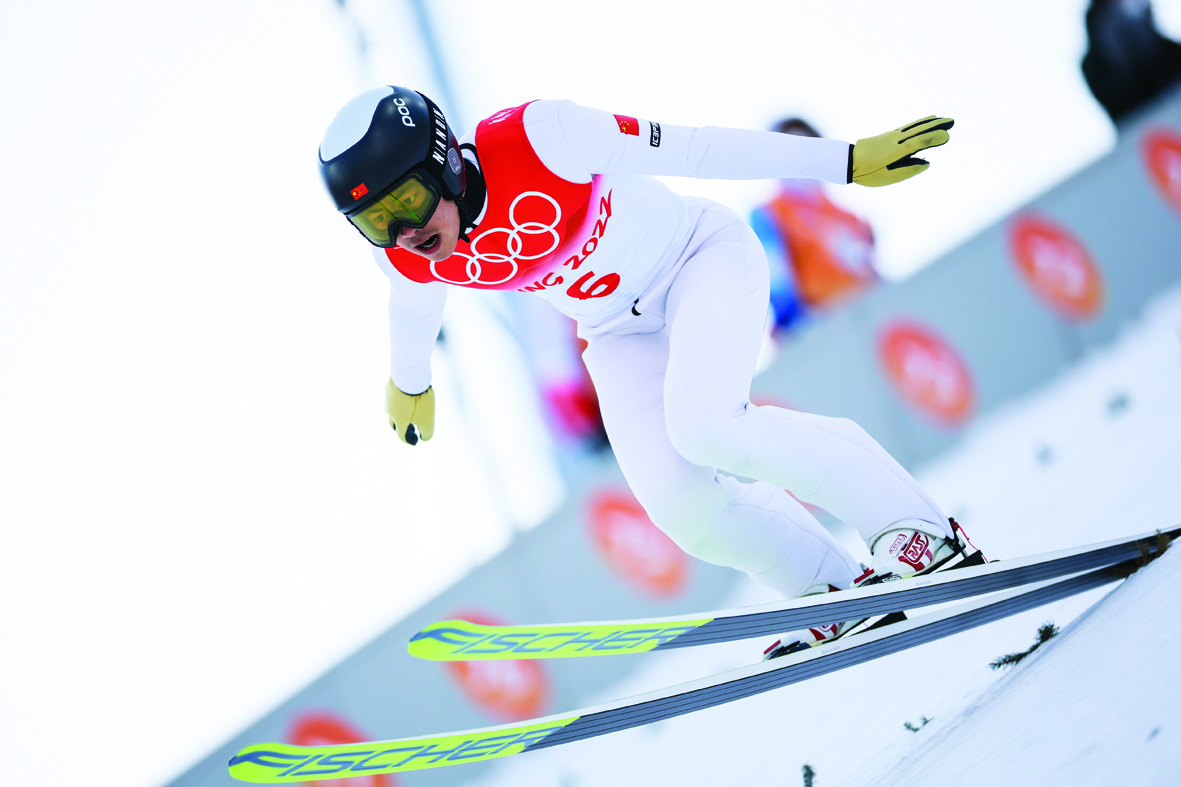 俄罗斯运动员在越野滑雪项目中奋力拼搏