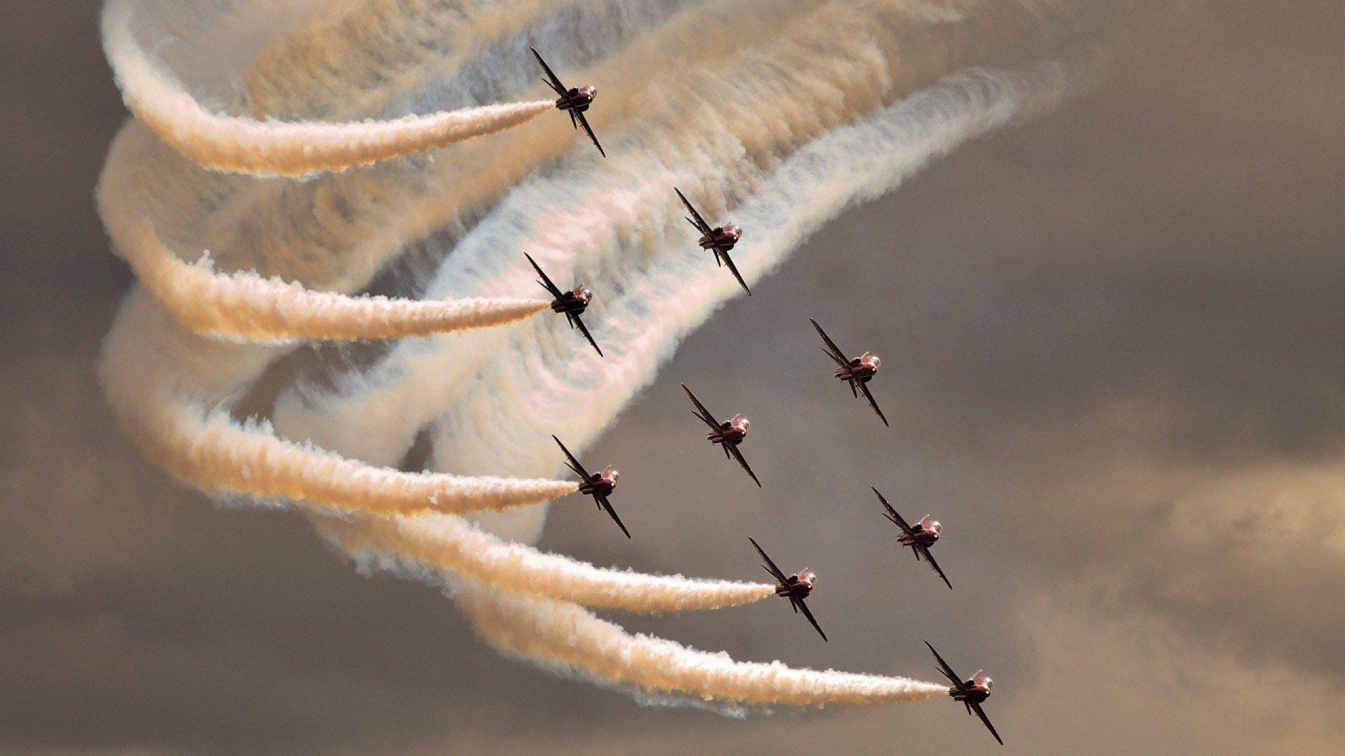 雷火电竞网站-跨界接管，哈兰德在F1揭幕战上演进球式超车，几内亚足球基因突变震惊波兰