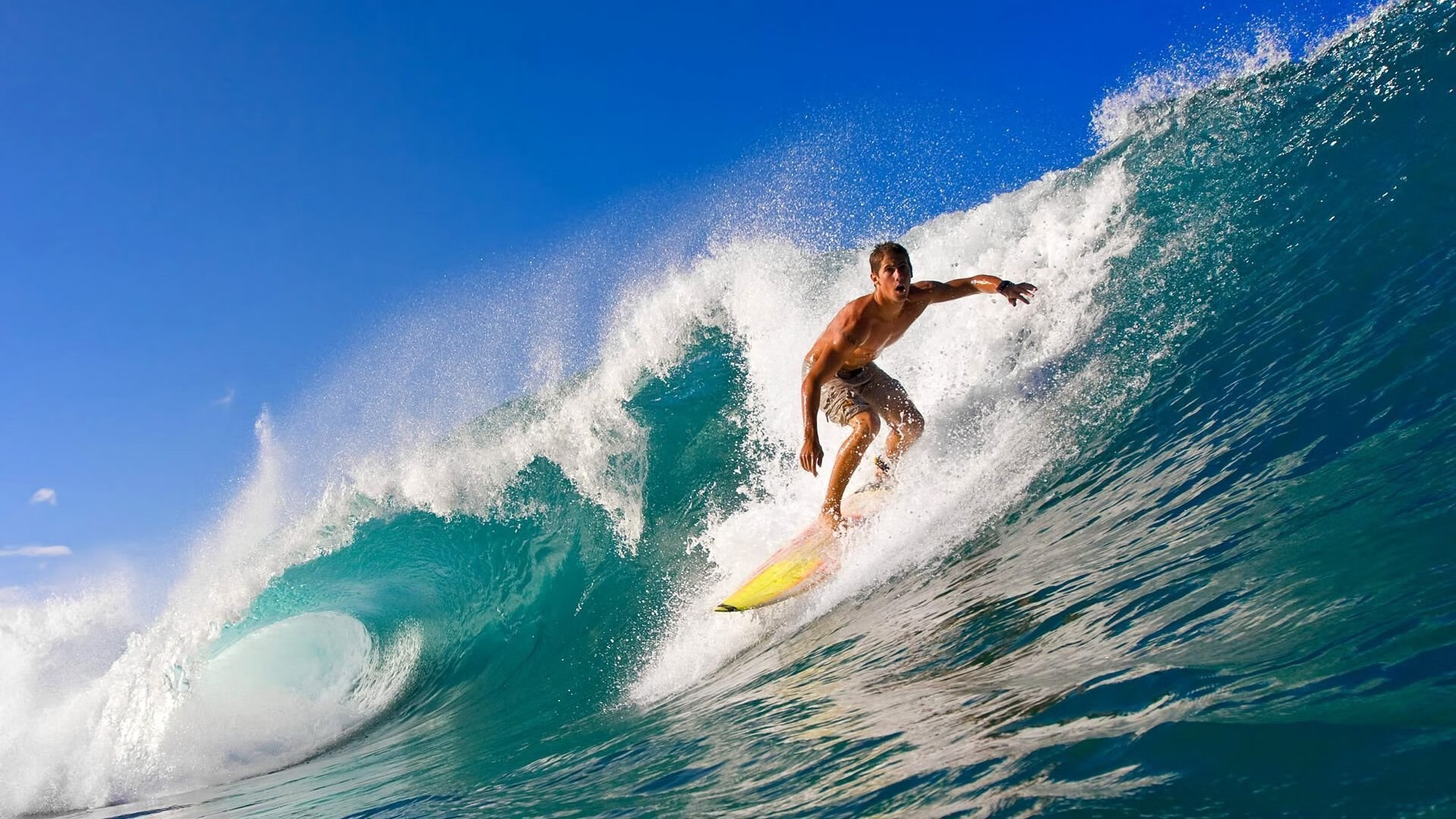 雷火电竞亚洲先驱-引擎轰鸣与红色闪电，当活塞压制步行者，布伦森在F1街道赛接管比赛